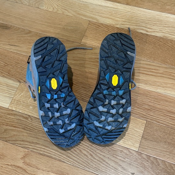Teva hiking boots excellent condition - Picture 5 of 5